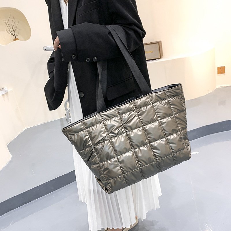 Net Red Large Capacity Commuter Bag